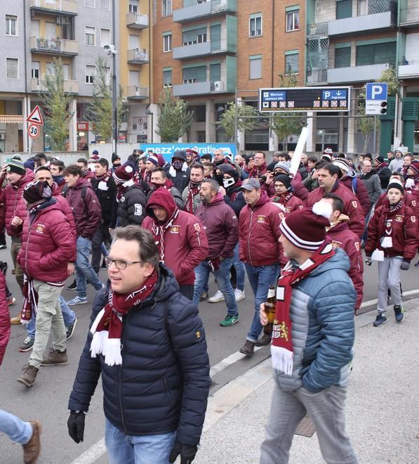 L’esodo dei tifosi granata cori, striscioni e Lambrusco sul treno verso Modena 
