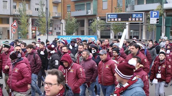L’esodo dei tifosi granata cori, striscioni e Lambrusco sul treno verso Modena