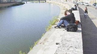 Pisa, cartelli e grate anticadutaSONDAGGIO Siete favorevoli?