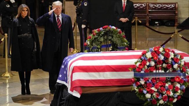 Trump rendo omaggio a ex presidente Bush