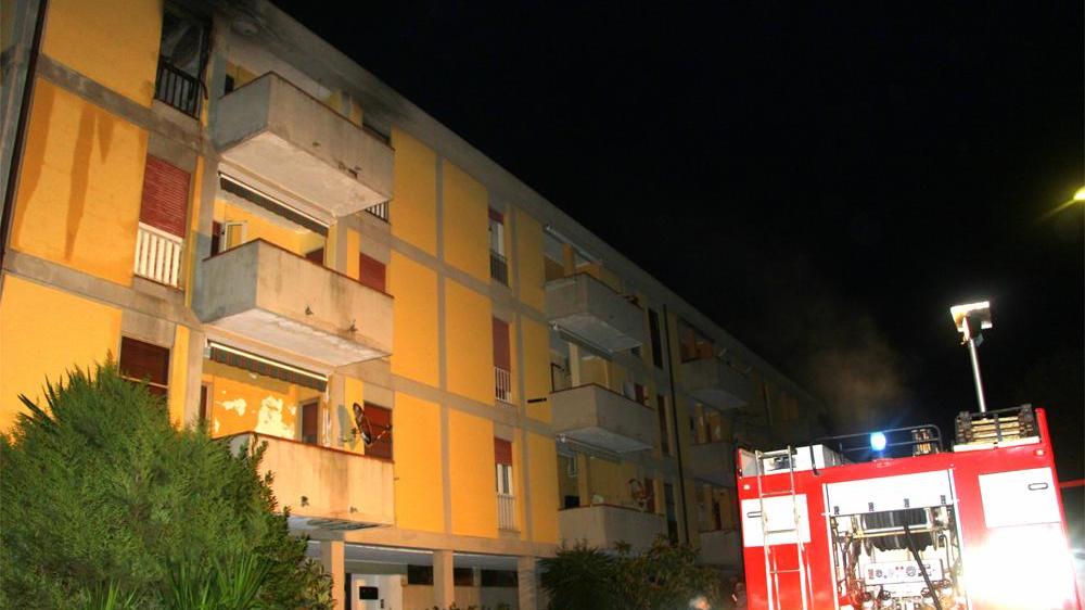 Porto Torres, muore nell'incendio della casa: il vicino ha provato a salvarlo