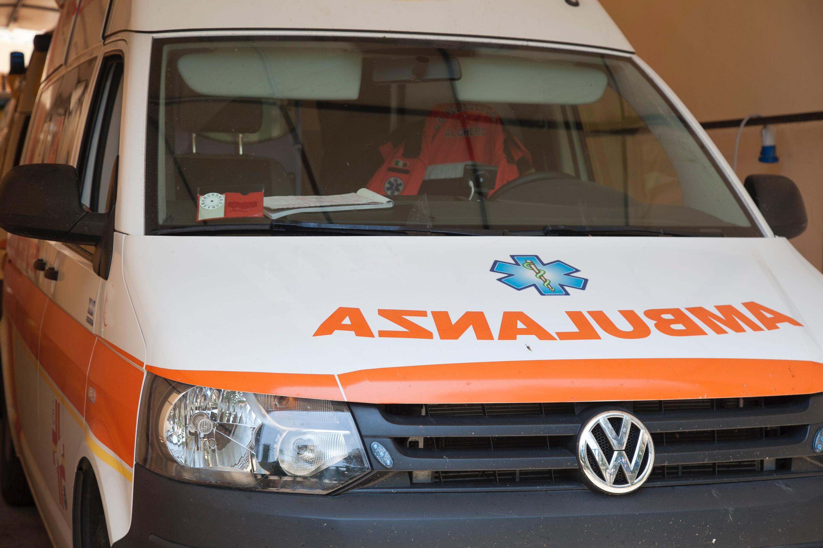 Saccheggiano un'ambulanza per attrezzare la loro, volontari soccorritori denunciati