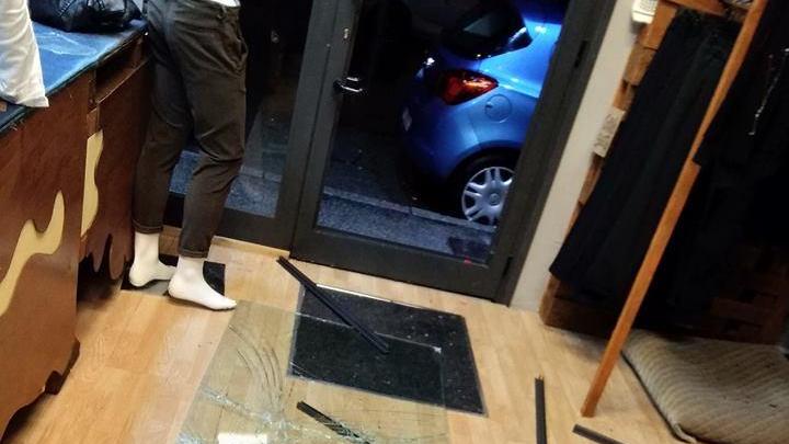 La vetrata infranta del negozio svaligiato dai ladri nella notte di lunedì 3 dicembre