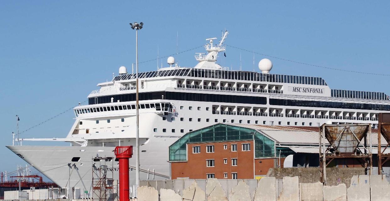 La Msc Sinfonia all'Alto Fondale, in prino piano il terminal di rinfuse Tco del quale è previsto lo spostamento (Salvini Pentafoto)