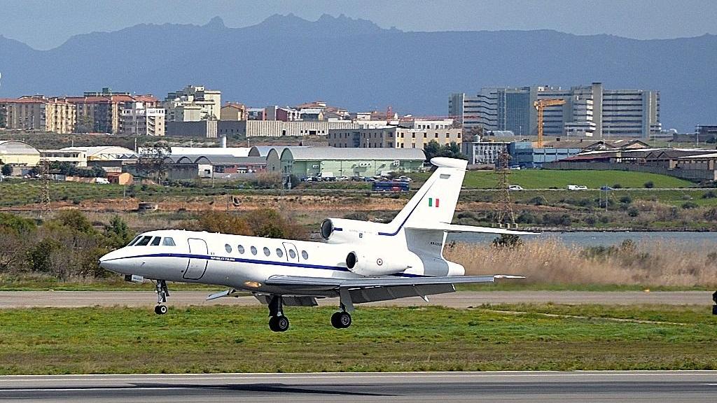 Falcon in volo da Cagliari a Roma per salvare una neonata