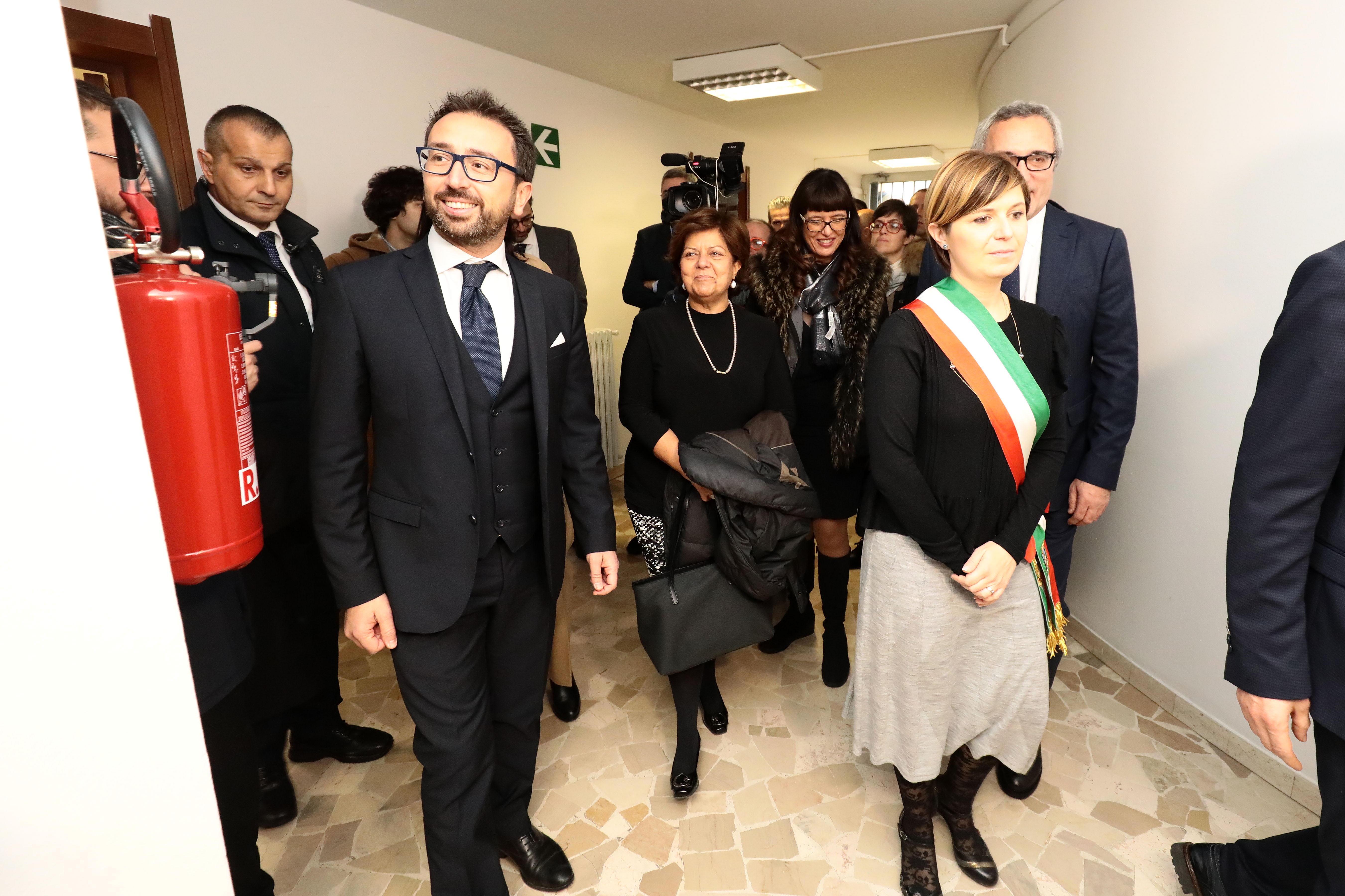 Il ministro Bonafede e la sindaca Barnini all'inaugurazione dell'ufficio di prossimità (Foto ag. C. Sestini)