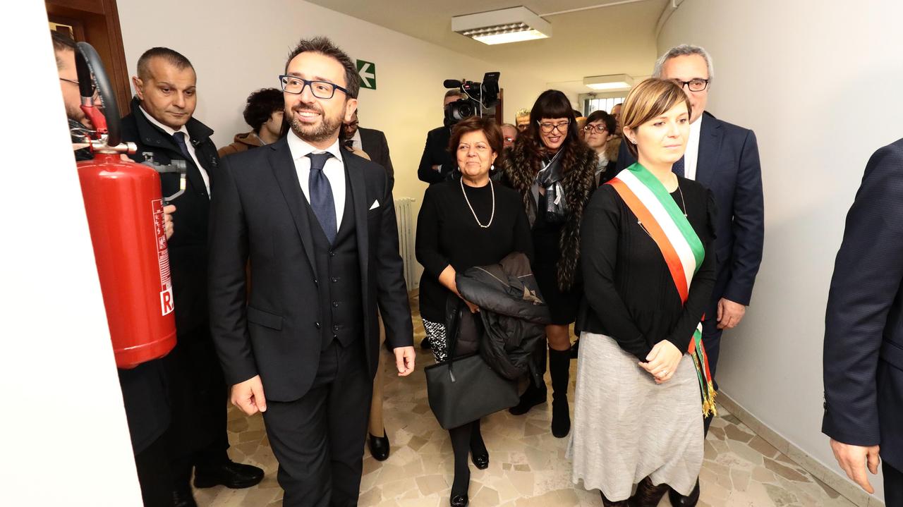 Il ministro Bonafede e la sindaca Barnini all'inaugurazione dell'ufficio di prossimità (Foto ag. C. Sestini)