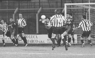 Un’immagine dell’ultimo derby giocato fra Cecina e Rosignano