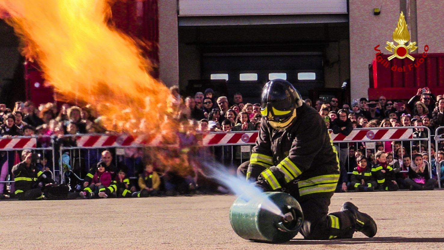 Un momento dell'esibizione in caserma 