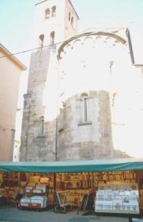 La corte del Biancone dove si potrà leggere un libro sulle sostenuti da panchine verticali