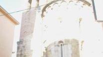 La corte del Biancone dove si potrà leggere un libro sulle sostenuti da panchine verticali