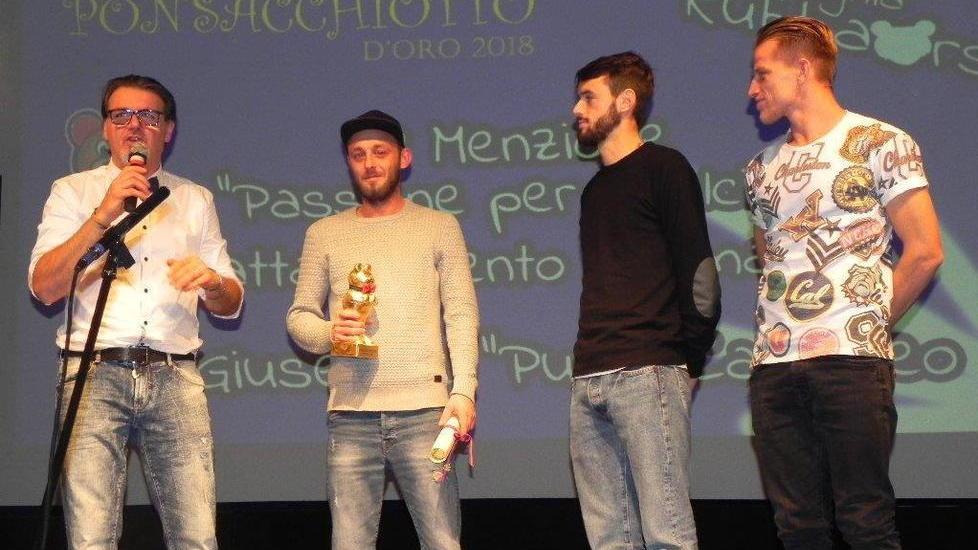 Personaggi e associazioni premiati al teatro Odeon col Ponsacchiotto d’oro opera dell’artista Cursi