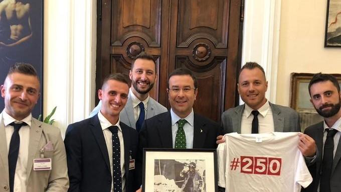 Alcuni membri del "Comitato idonei 250" con il sottosegretario Stefano Candiani