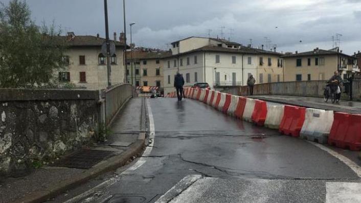 Il ponte sull’Elsa torna a due sensi fino all’Epifania