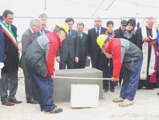 Il momento in cui è stata posata la prima pietra davanti alle autorità