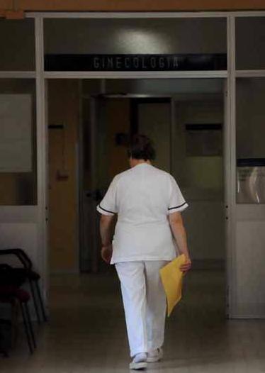 «Mancano caposala, bloccati gli interventi di artroprotesi: sanità in fallimento» 
