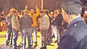 Manifestanti davanti alla questura dopo gli arresti