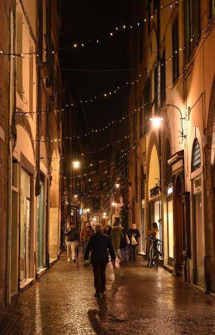 Accese le luci di Natale in centro