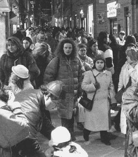 Il centro con i negozi aperti di sera