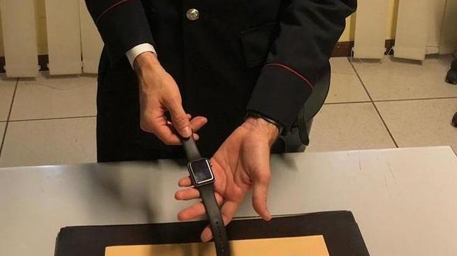 Fermati dai carabinieri con hashish, cocaina e un Apple Watch rubato
