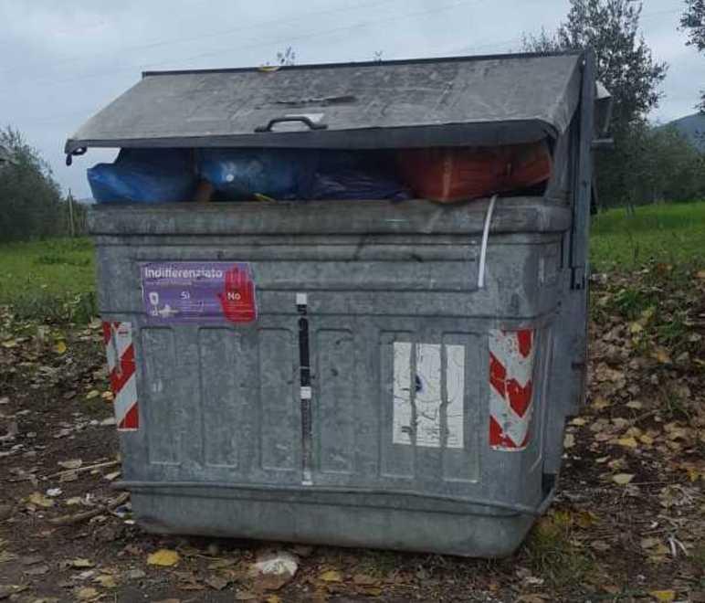 Cassonetti ancora pieni, nessun ritiro da un mese