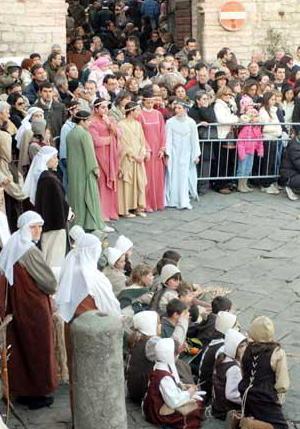 Un centinaio di figuranti e il borgo di Suvereto si tuffa nel Medioevo