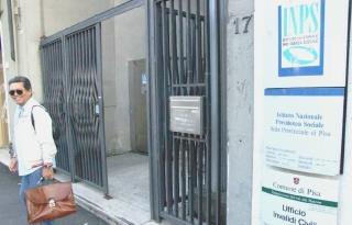 La sede pisana dell’Inps e, sotto, una coppia di anziani seduta su una panchina