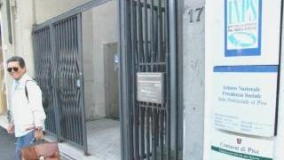La sede pisana dell’Inps e, sotto, una coppia di anziani seduta su una panchina