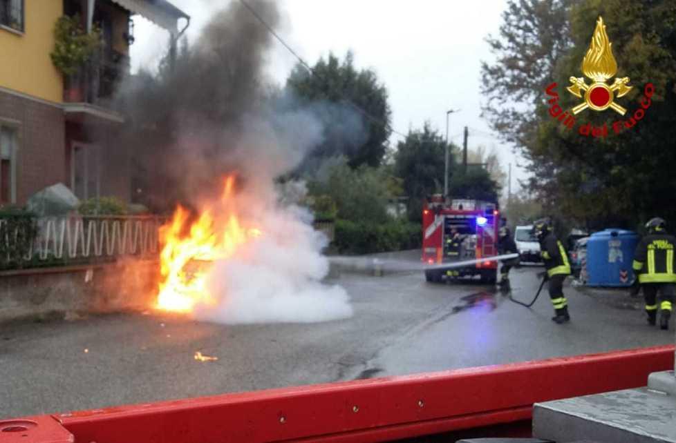 Paura per un’auto distrutta dalle fiamme