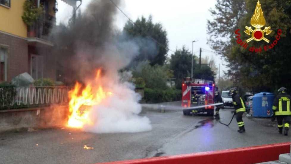 Paura per un’auto distrutta dalle fiamme
