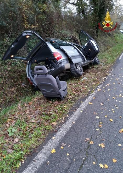 Malore al volante, finisce fuori strada