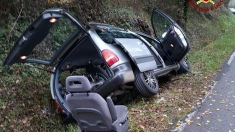 Malore al volante, finisce fuori strada