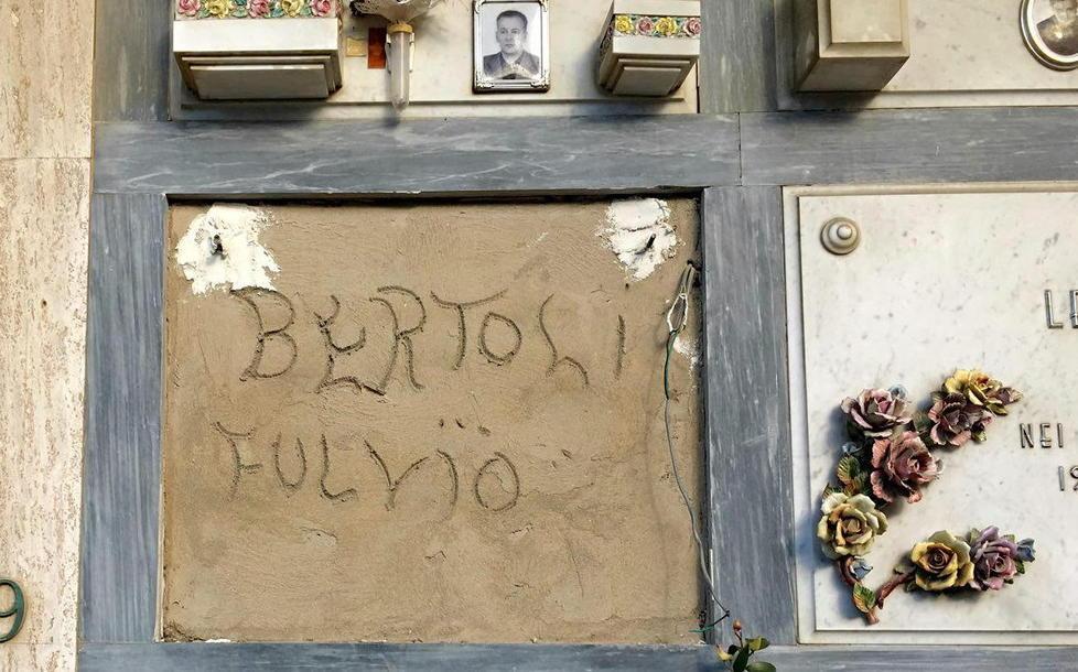 Va al cimitero dei Lupi e trova la tomba del padre senza lapide, foto e nome