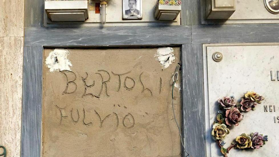 Va al cimitero dei Lupi e trova la tomba del padre senza lapide, foto e nome