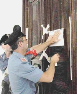 A sinistra i sigilli al Politeama e le colonne messe in sicurezza