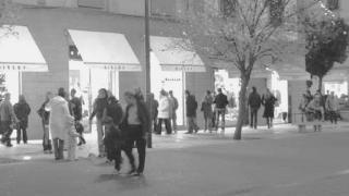 Passeggio serale lungo Corso Matteotti centro nevralgico del commercio cittadino