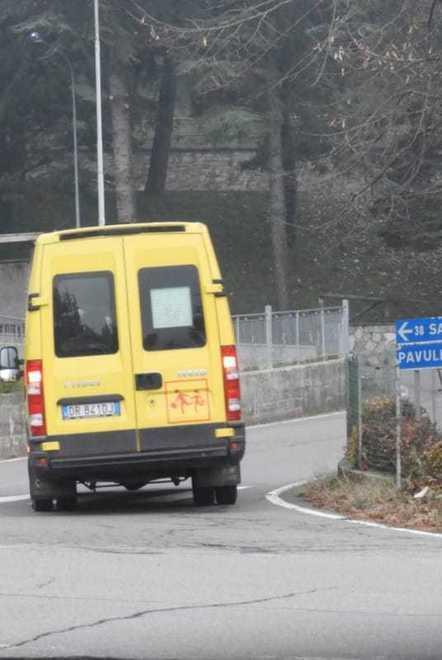 Il bus senza revisione immortalato in marcia