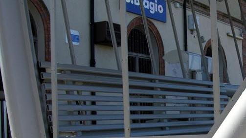Treni, fermata sparita Un sit in alla stazione