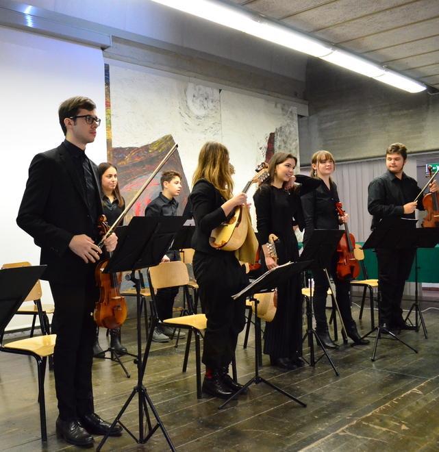 L’Ensemble Ariosto con l’inno della scuola 