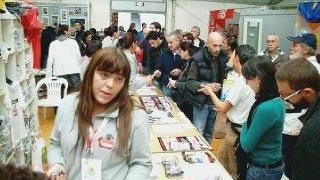 Due immagini della ressa ai padiglioni di Expo Marathon C’è grande attesa per la corsa in programma dalle 9 di stamani
