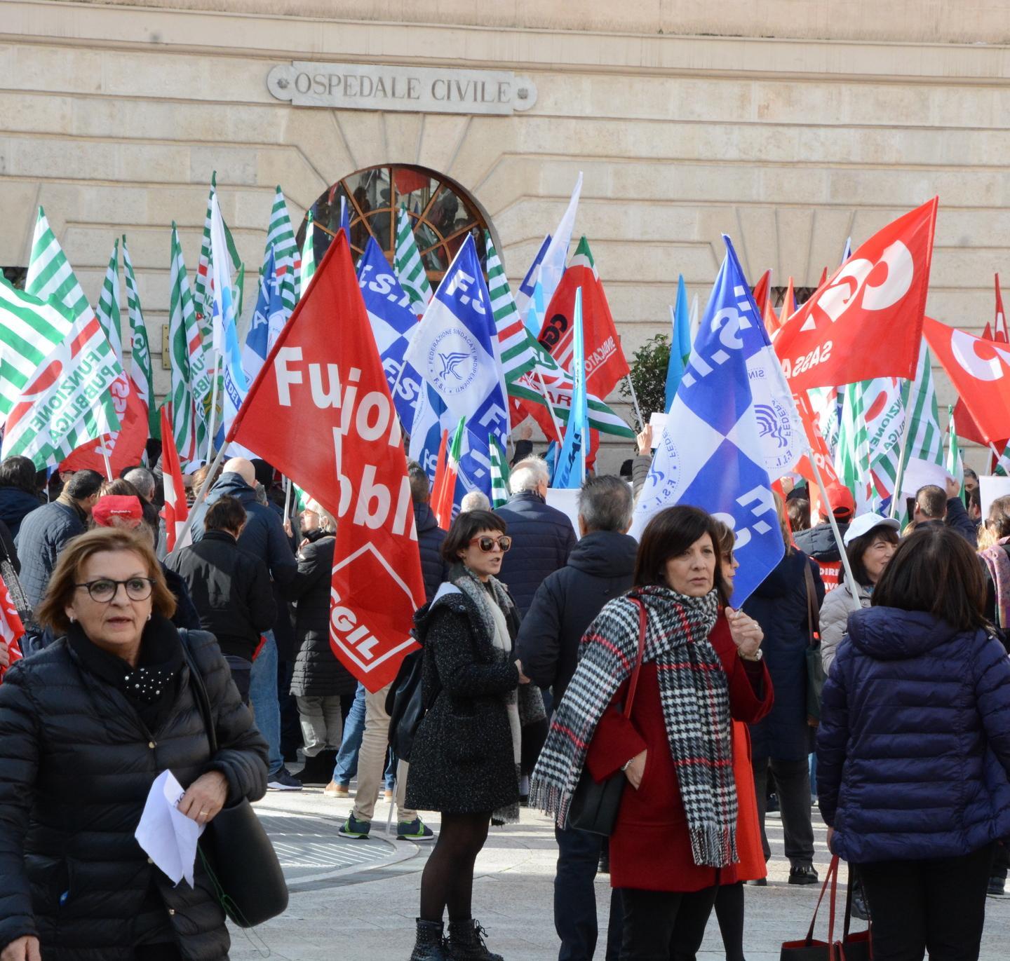 La rabbia in corteo contro la chiusura del Policlinico 