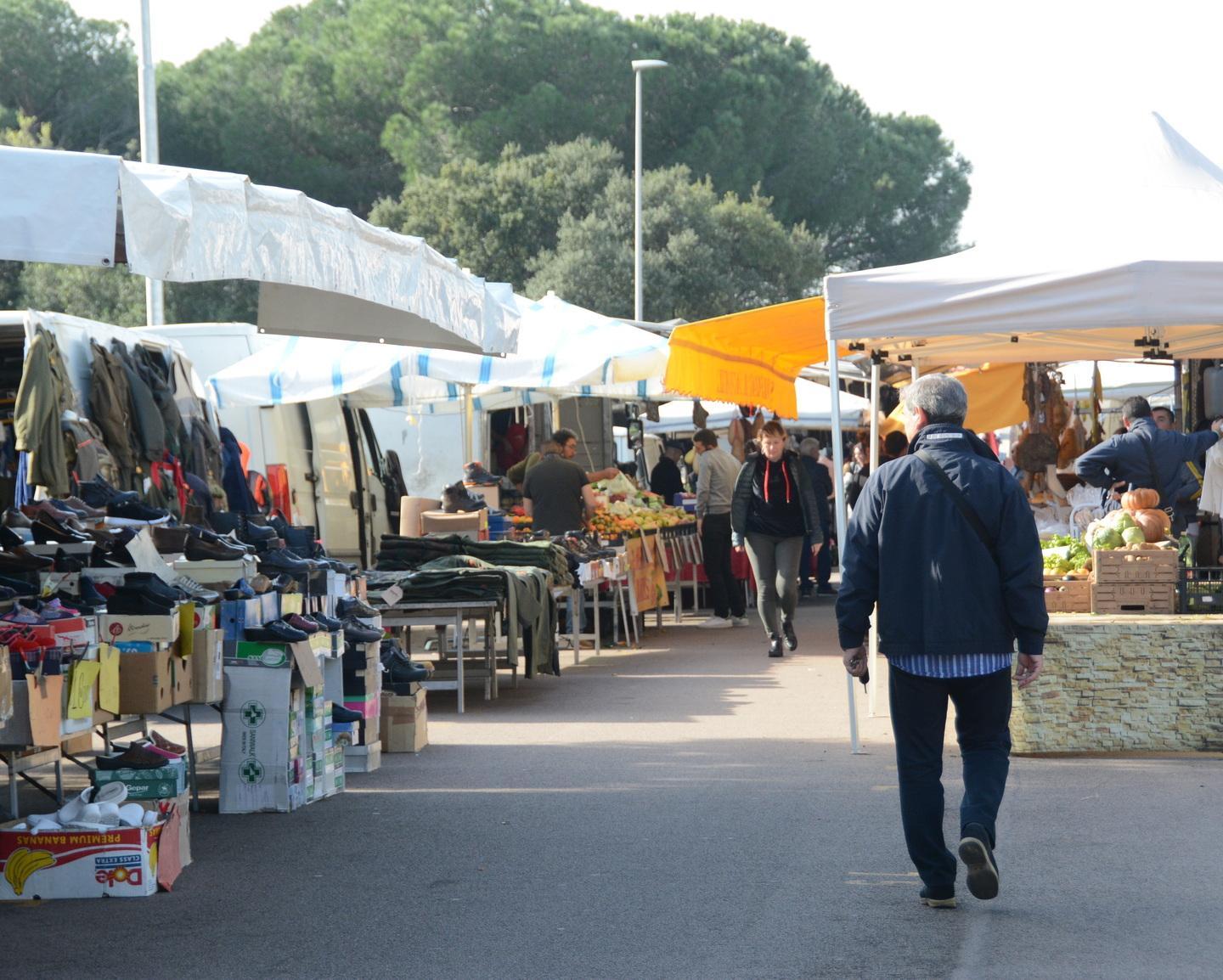 Scatta il trasloco del mercatino da oggi gli stand nel centro città
