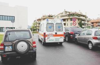 Le difficoltà di un’ambulanza che deve accedere al pronto soccorso