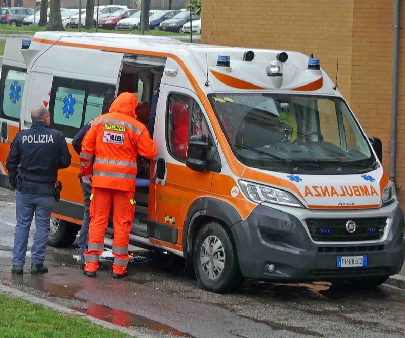 Trovato in ipotermia ai piedi del grattacielo: salvato ed espulso 