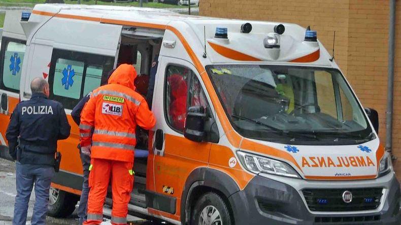 Trovato in ipotermia ai piedi del grattacielo: salvato ed espulso