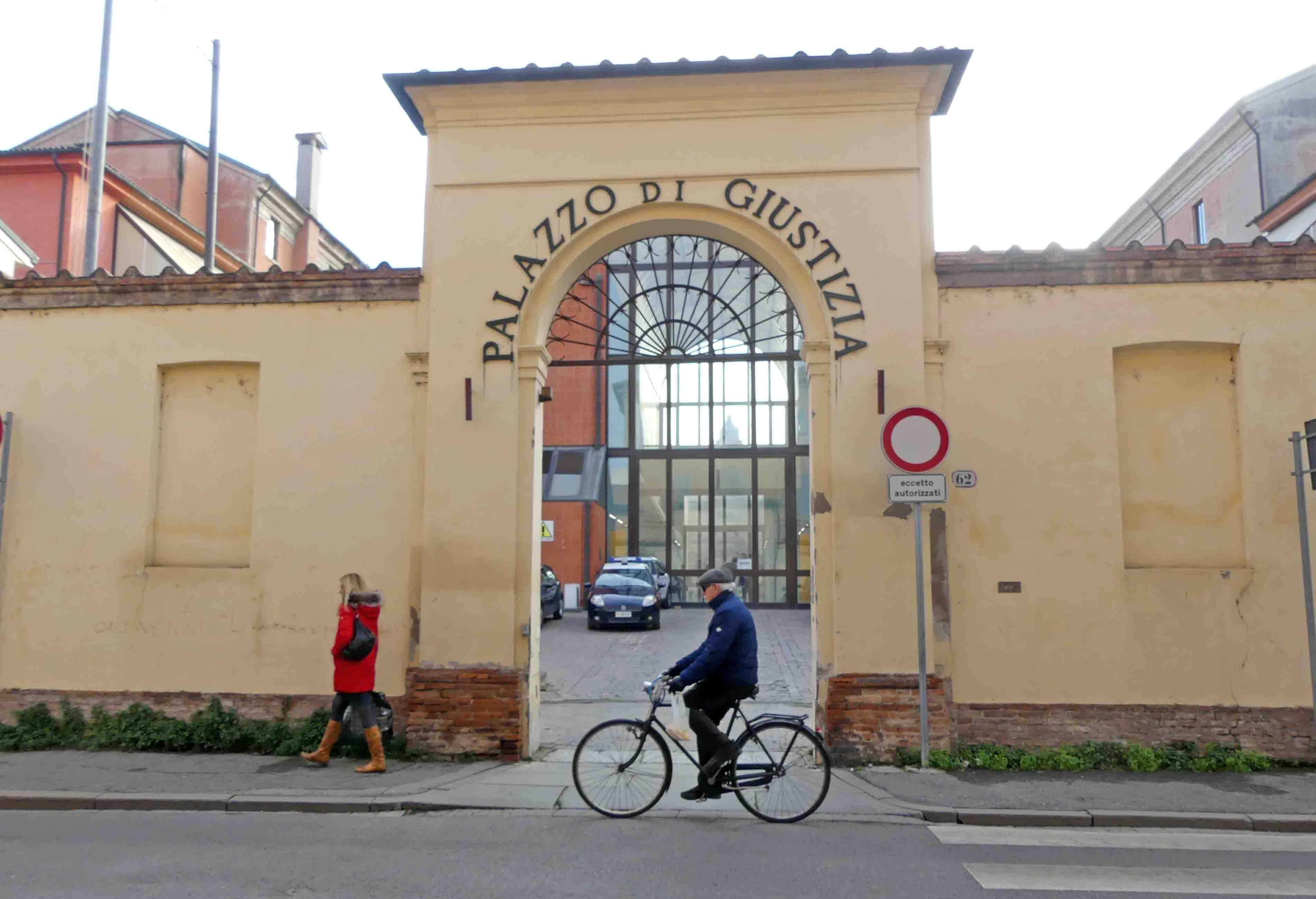 L'ingresso del tribunale di Ferrara