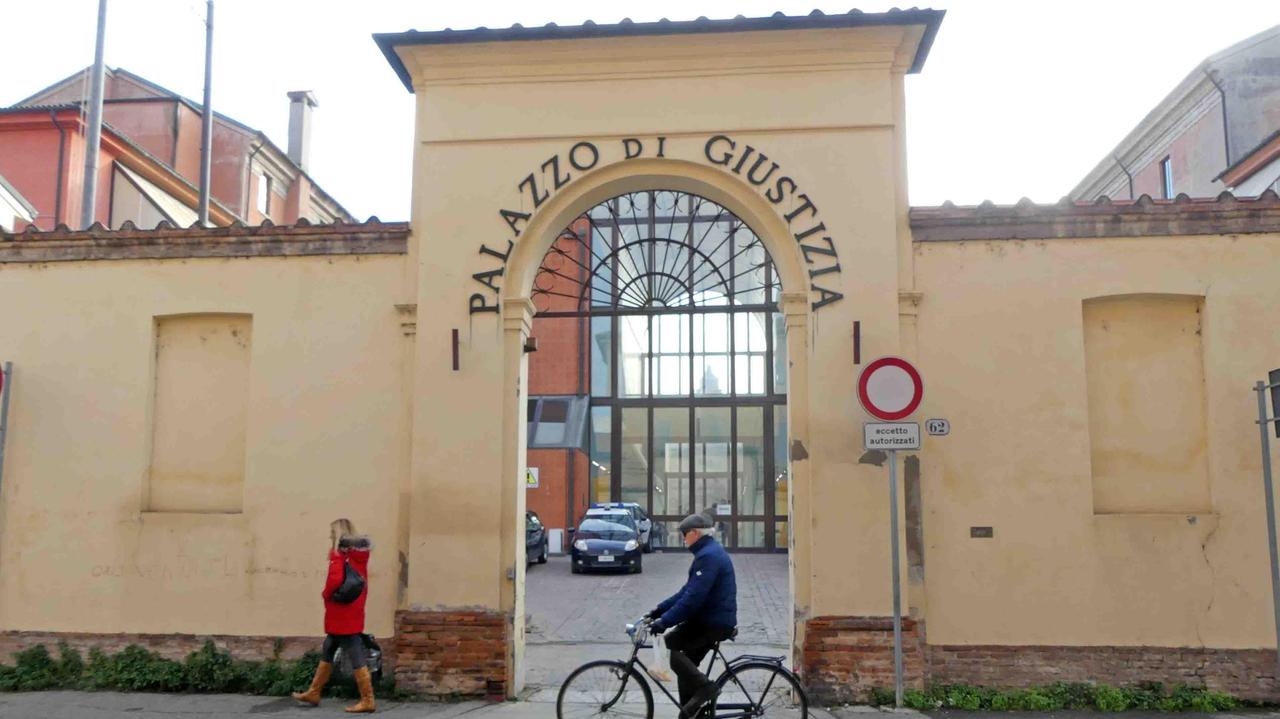 L'ingresso del tribunale di Ferrara
