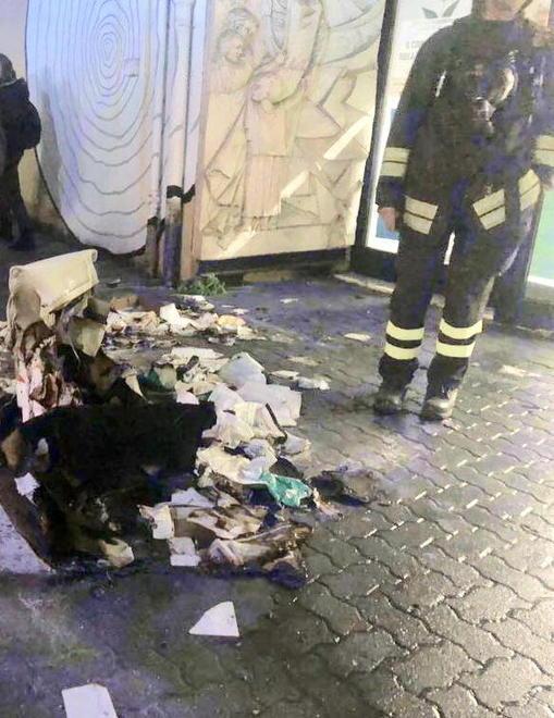 Gioca con l’accendino e appicca le fiamme nell’atrio del Comune