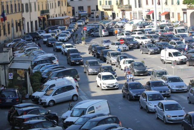 Piazza Mercatale piena di auto (foto d'archivio)