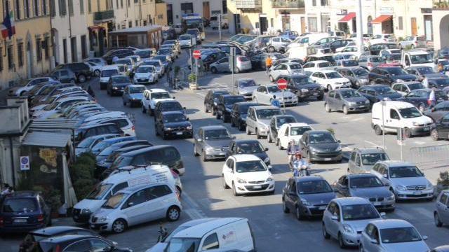 Piazza Mercatale piena di auto (foto d'archivio)